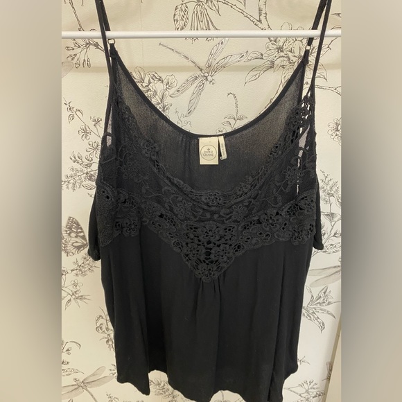 SOLD GIFT W PURCHASE- Crochet cold shoulder crop blouse - Picture 2 of 5